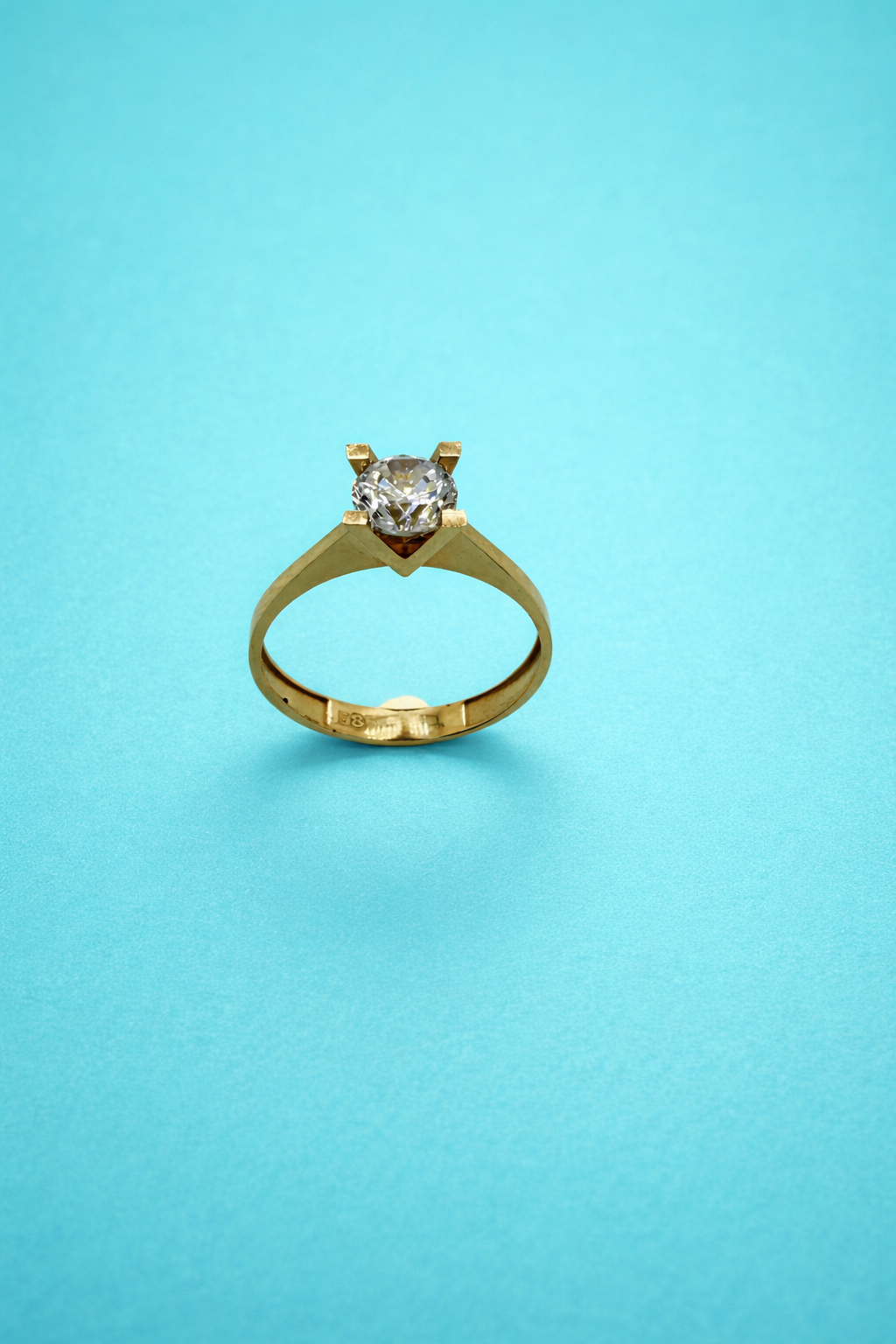 Eleganter Solitär Ring aus 14 Karat Gold mit funkelndem Stein (585)