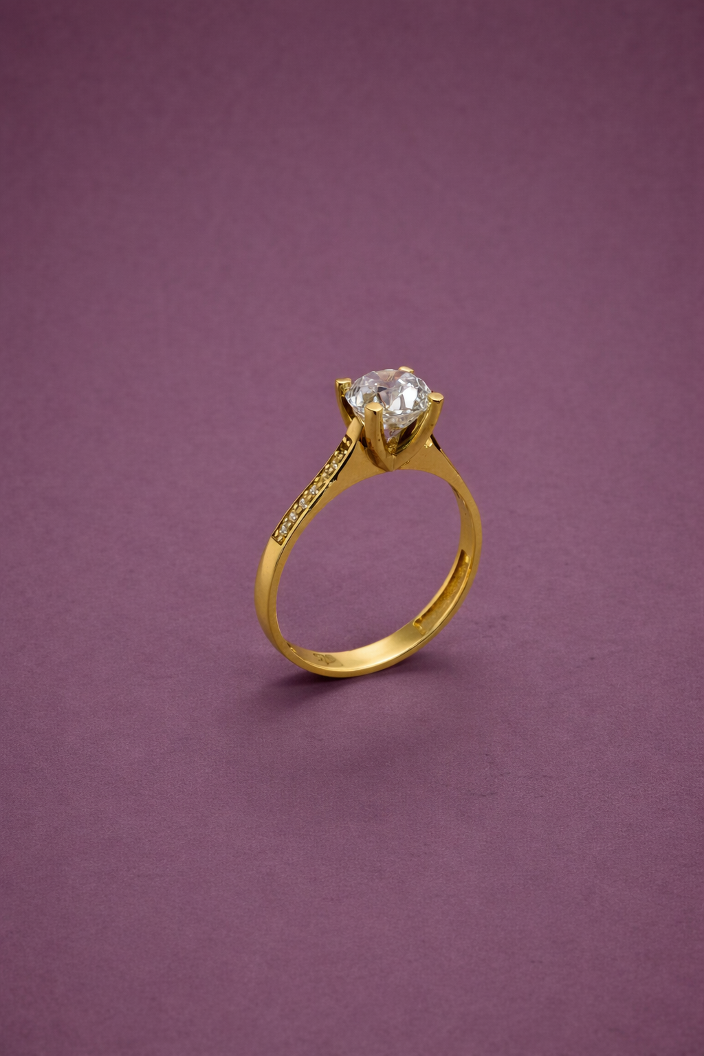 Eleganter Solitär Ring aus 14 Karat Gold mit funkelndem Stein (585)