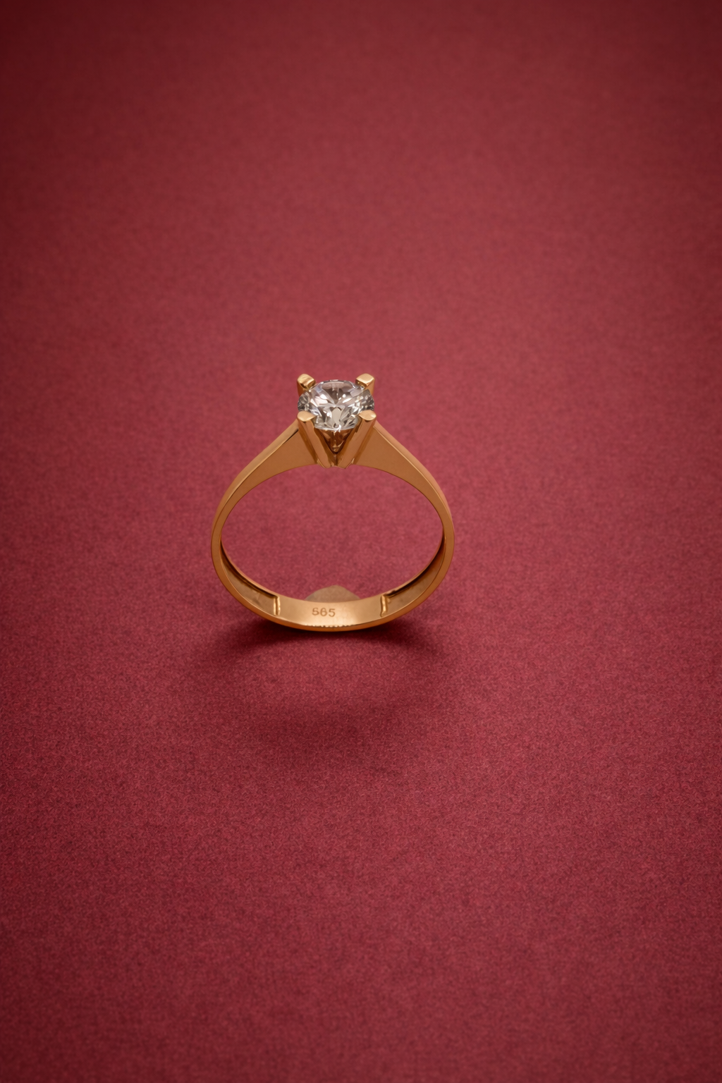 Eleganter Solitär Ring aus 14 Karat Gold mit funkelndem Stein (585)