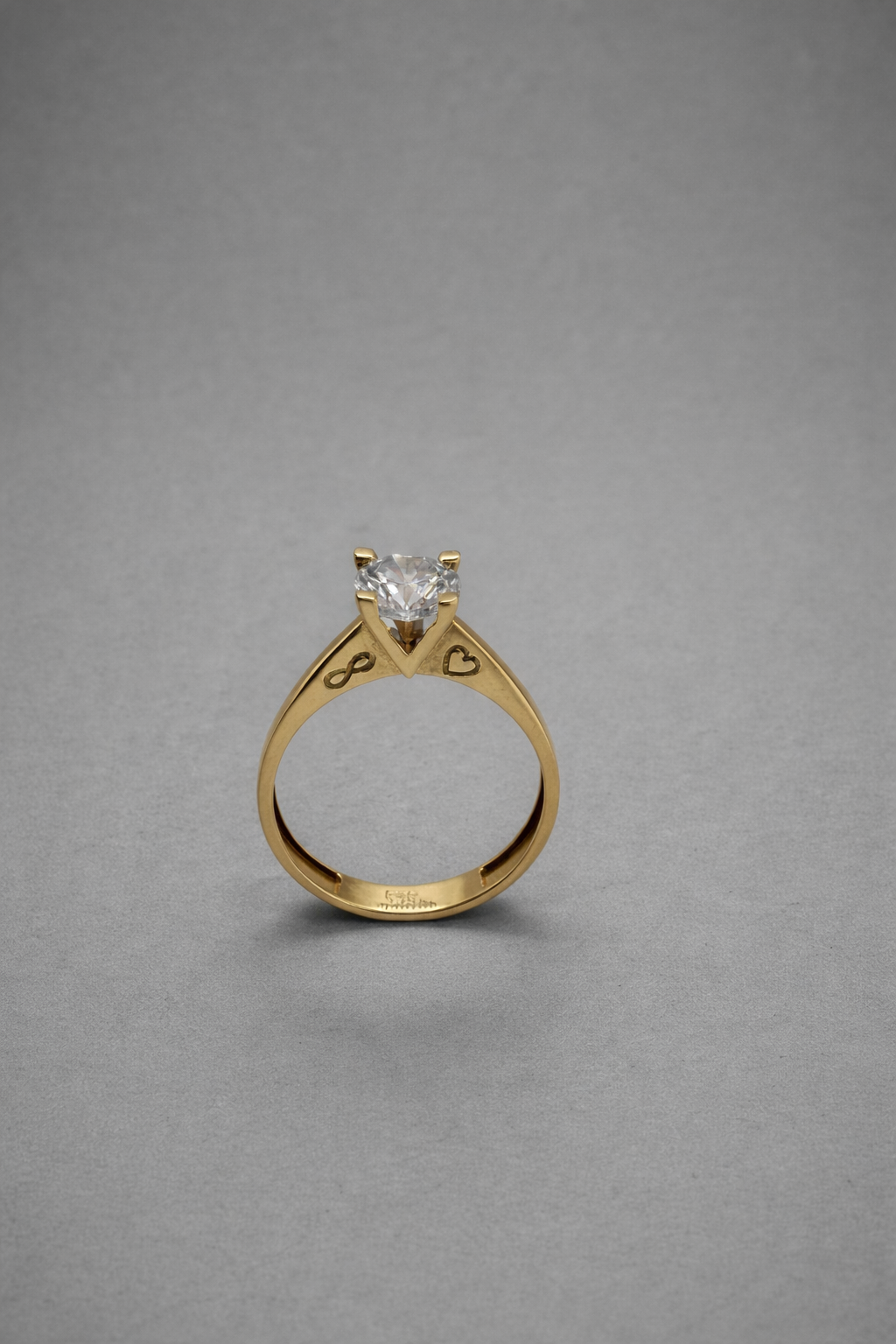Eleganter Solitär Ring aus 14 Karat Weißgold mit funkelndem Stein (585)