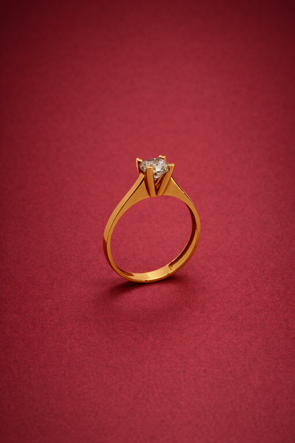 Eleganter Solitär Ring aus 14 Karat Gold mit funkelndem Stein (585)