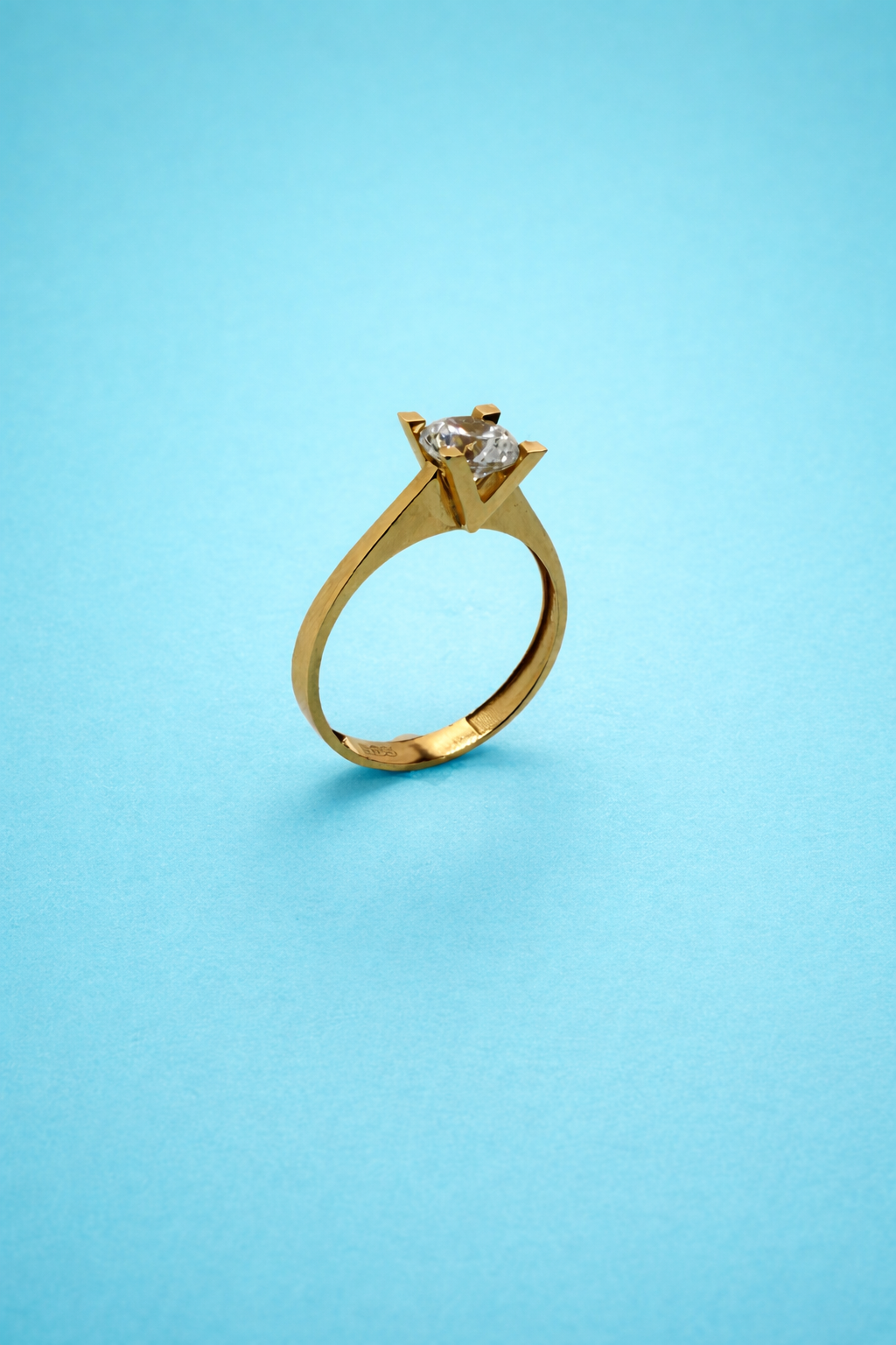 Eleganter Solitär Ring aus 14 Karat Gold mit funkelndem Stein (585)