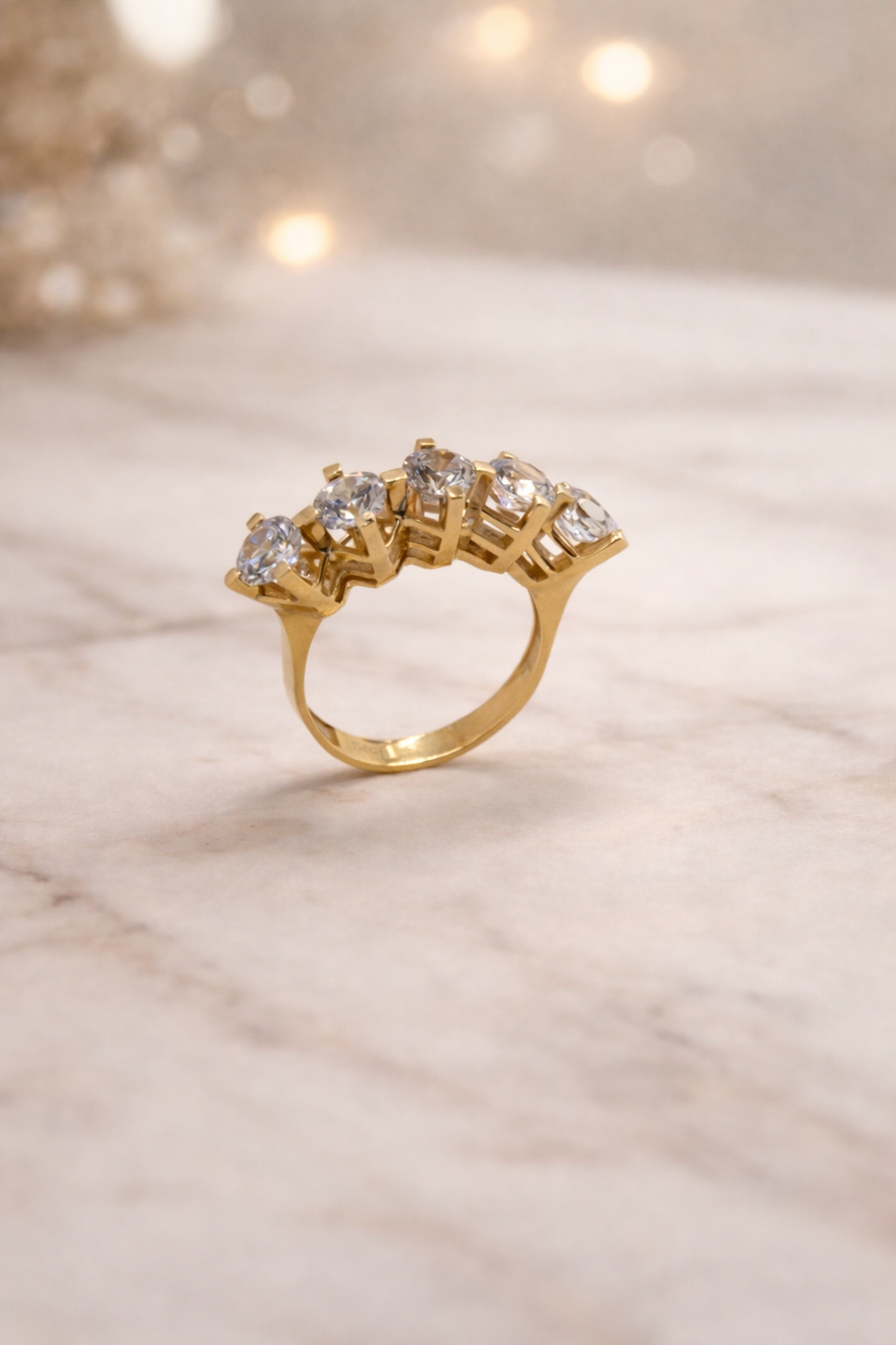 Eleganter 5-Stein-Diamantring aus Gold 14 Karat (585) – Zeitlose Schönheit
