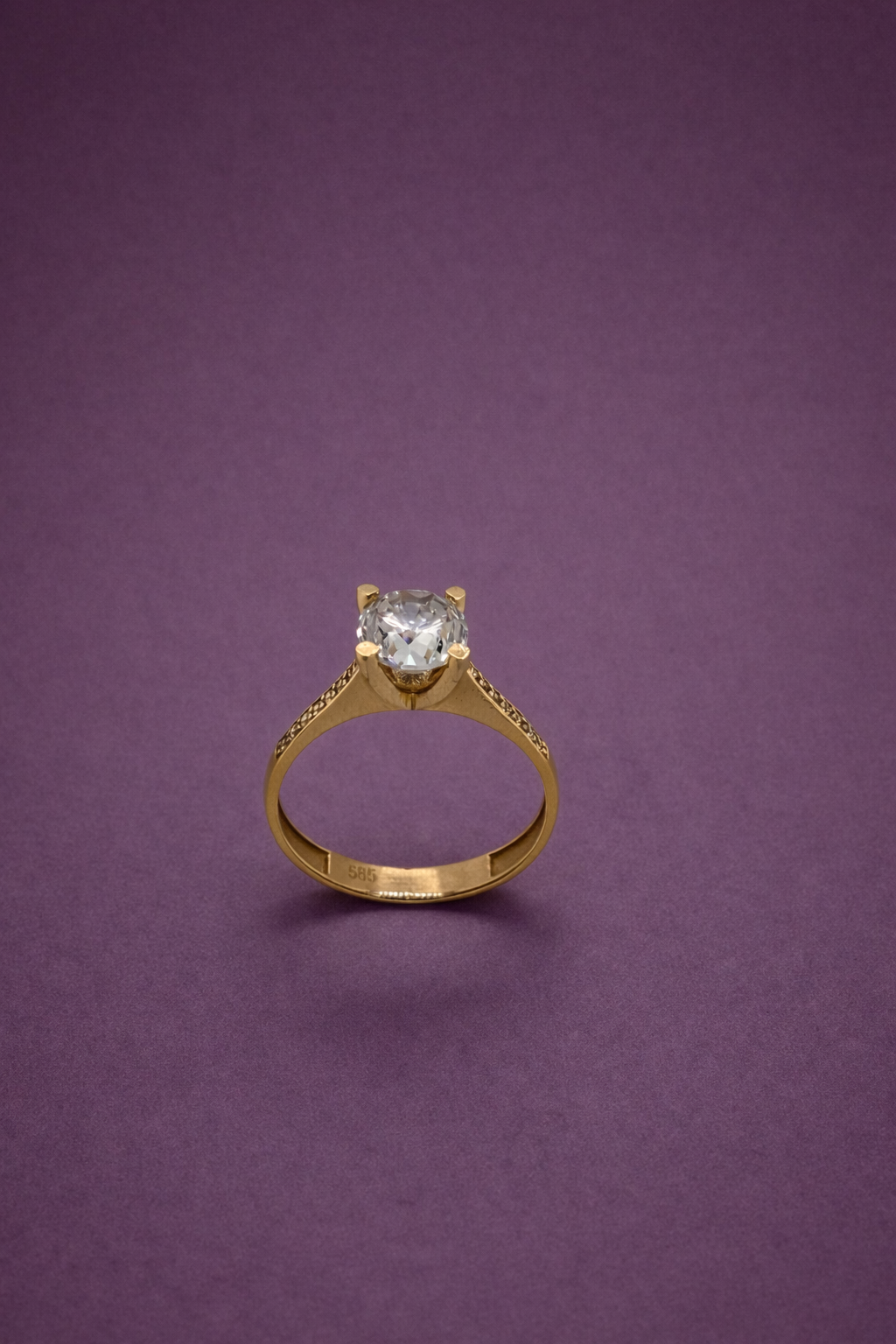 Eleganter Solitär Ring aus 14 Karat Gold mit funkelndem Stein (585)