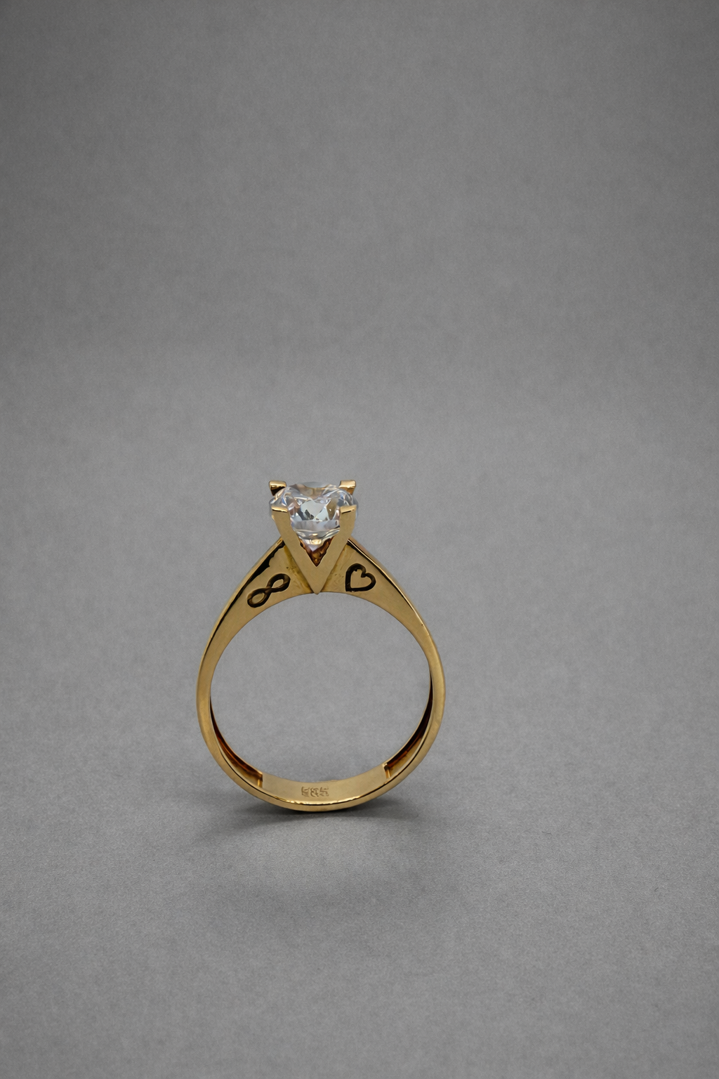 Eleganter Solitär Ring aus 14 Karat Weißgold mit funkelndem Stein (585)