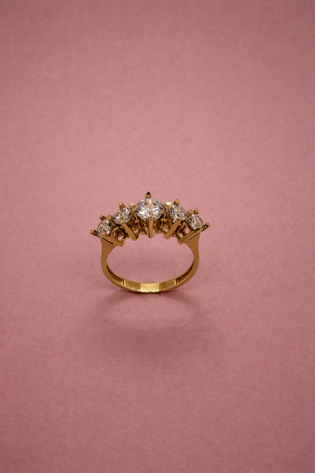 Eleganter 5-Stein-Diamantring aus Gold 14 Karat (585) – Zeitlose Schönheit