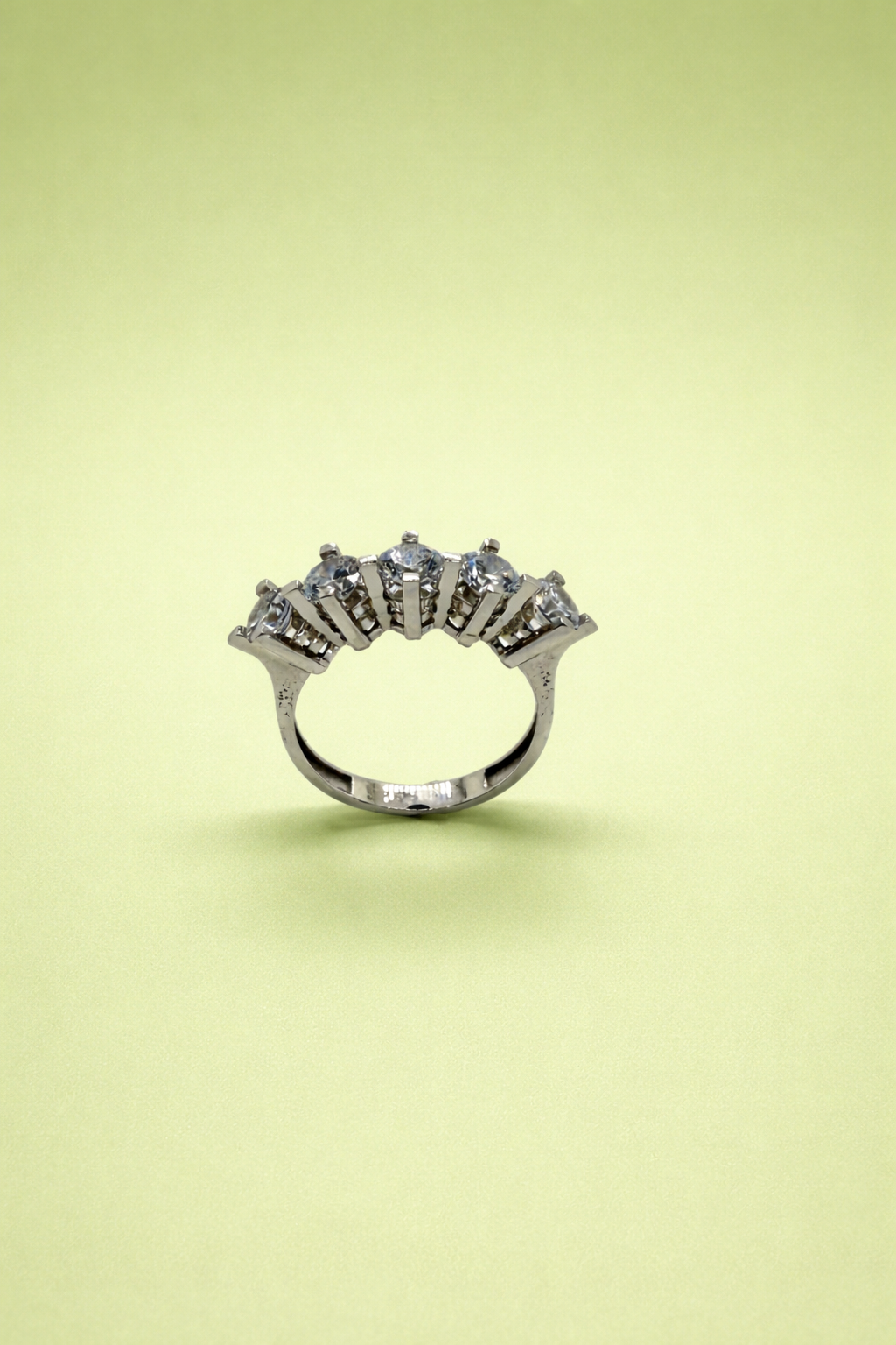 Funkelnde Eleganz – 5-Stein Zirkonia Ring aus 14 Karat Weißgold (585)