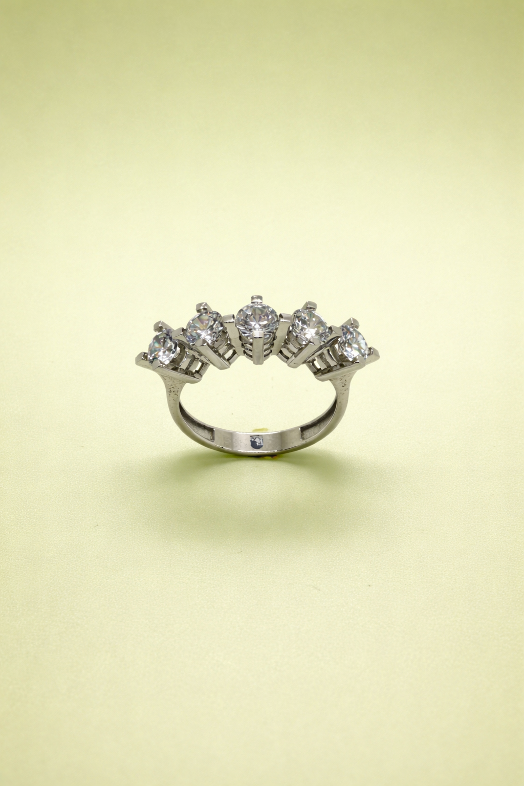 Funkelnde Eleganz – 5-Stein Zirkonia Ring aus 14 Karat Weißgold (585)