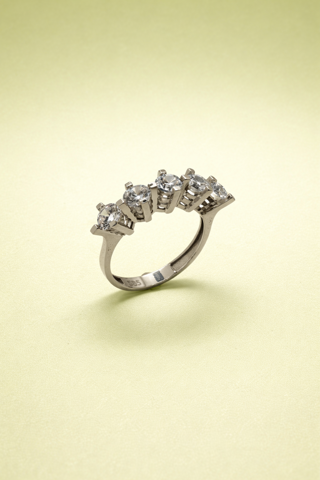 Funkelnde Eleganz – 5-Stein Zirkonia Ring aus 14 Karat Weißgold (585)