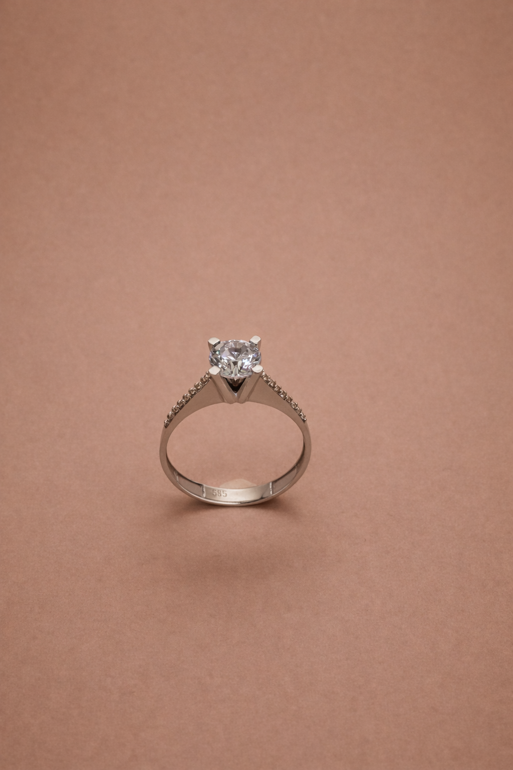Eleganter Solitär Ring aus 14 Karat Weißgold mit funkelndem Stein (585)