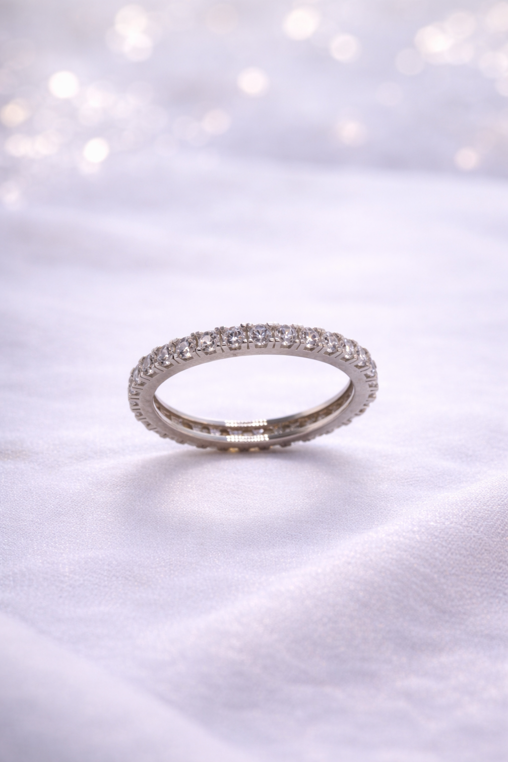 Eleganter Memoire-Ring aus 14 Karat Weißgold mit Zirkonia