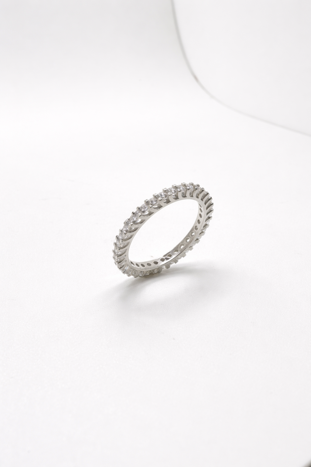 Eleganter Memoire-Ring aus 14 Karat Weißgold mit Zirkonia