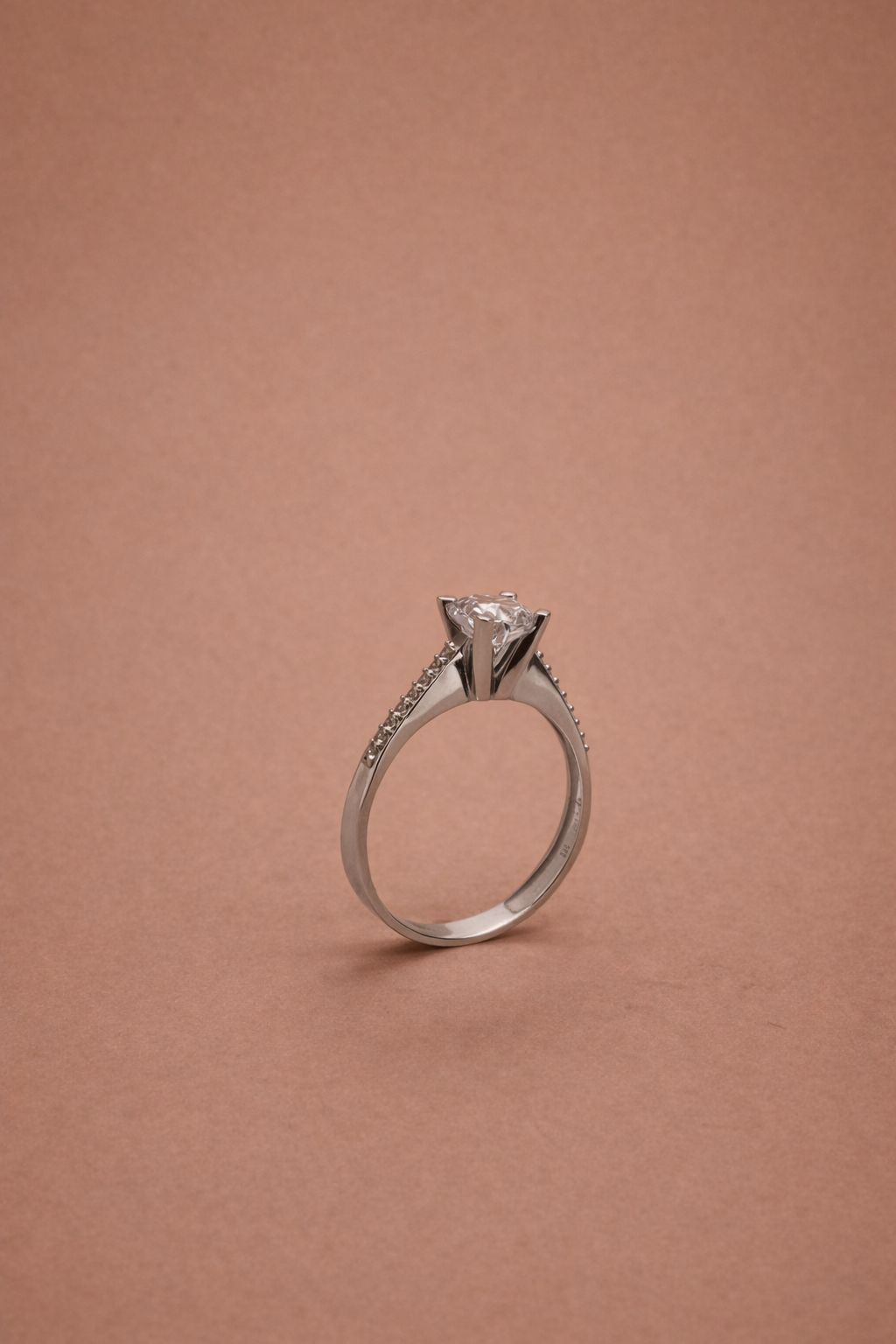 Eleganter Solitär Ring aus 14 Karat Weißgold mit funkelndem Stein (585)