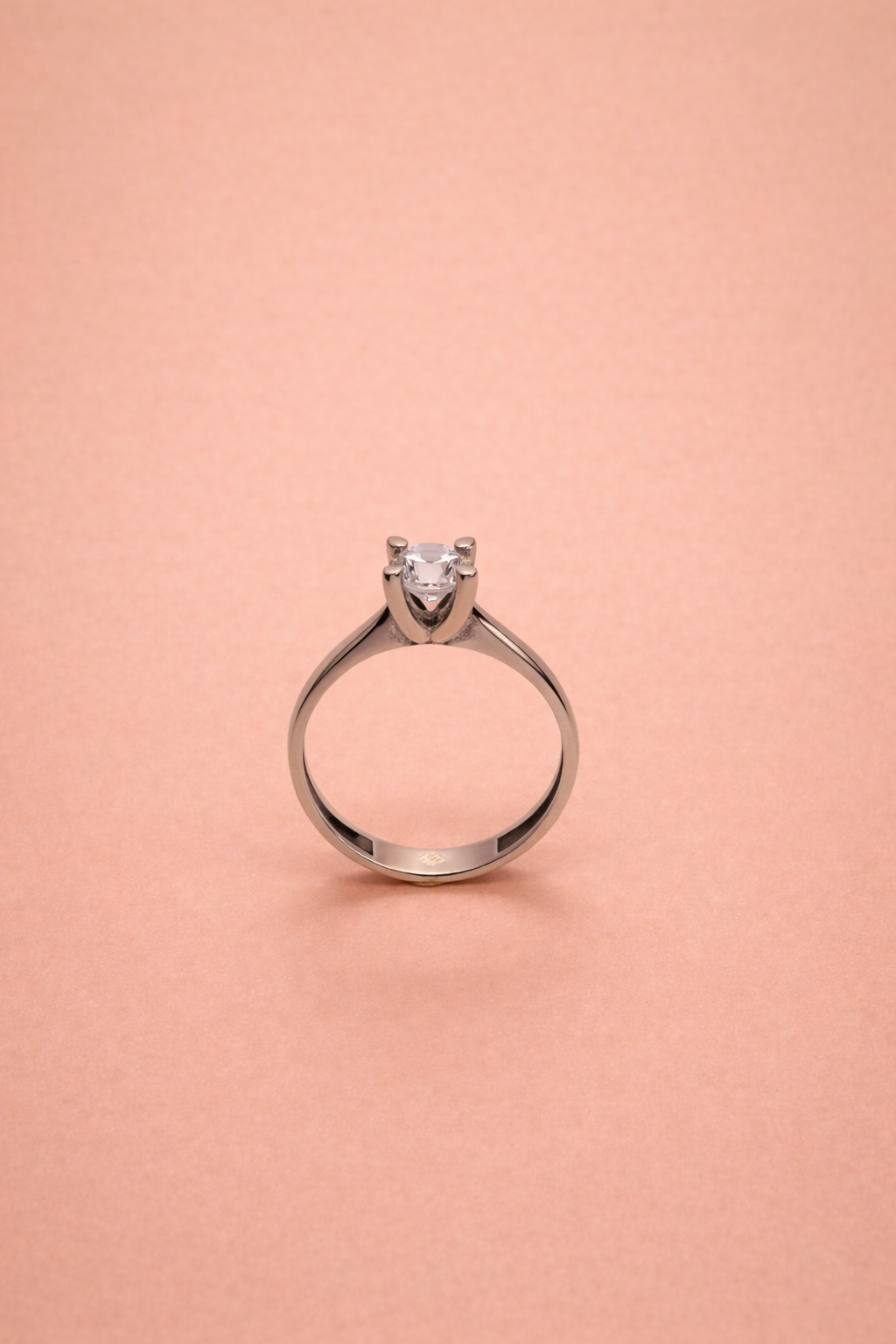 Eleganter Solitär Ring aus 14 Karat Gold mit funkelndem Stein (585)