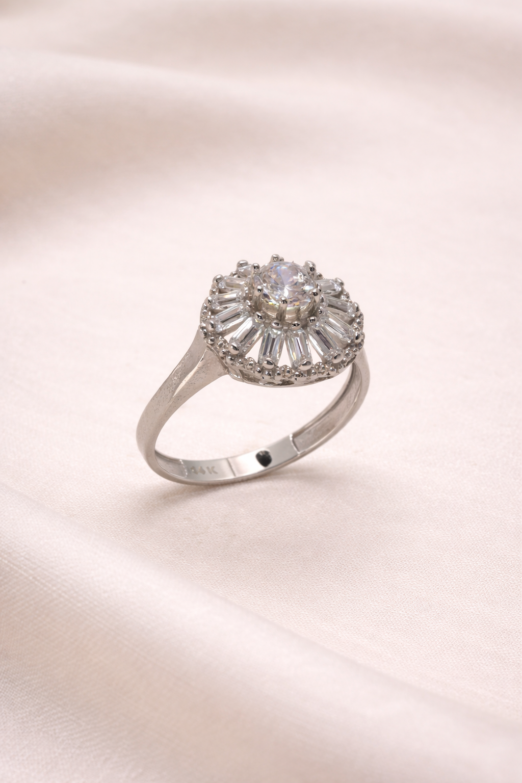 Eleganter Damenring aus 585 Weißgold (14 Karat)