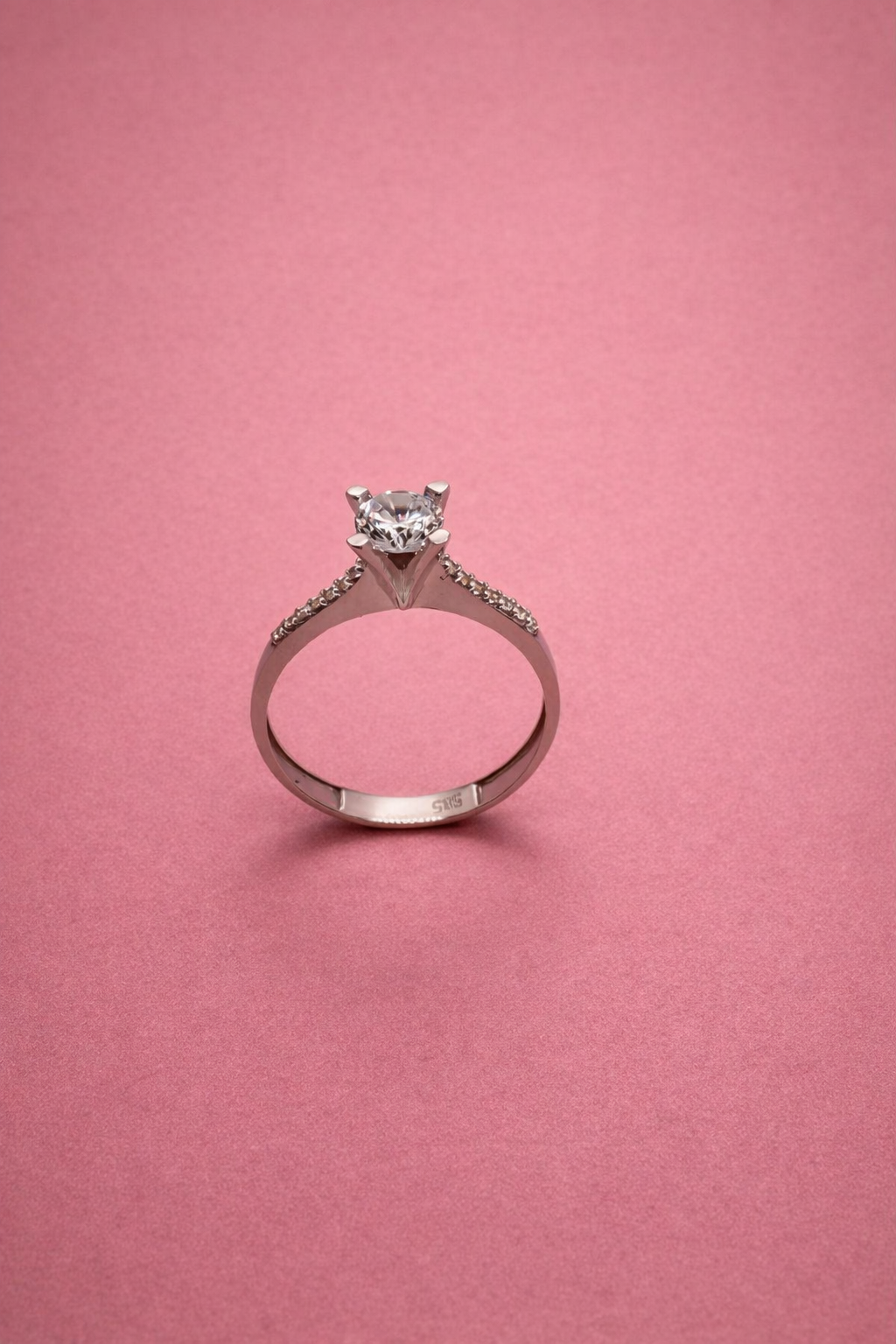 Eleganter Solitär Ring aus 14 Karat Weißgold mit funkelndem Stein (585)