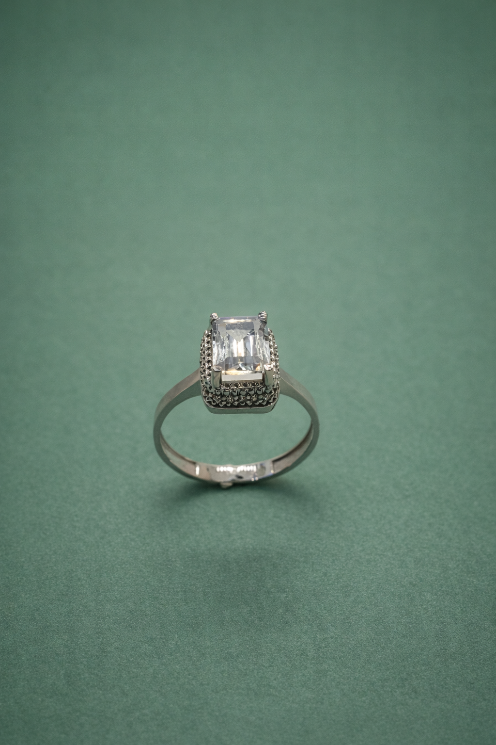 Eleganter Ring aus 14 Karat Weißgold (585)