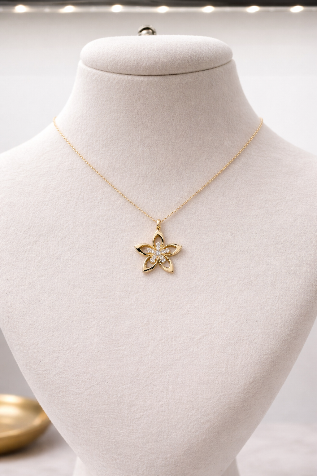 Edler Blumen-Anhänger mit Kette – stilvoll & zeitlos aus 14 Karat Gold