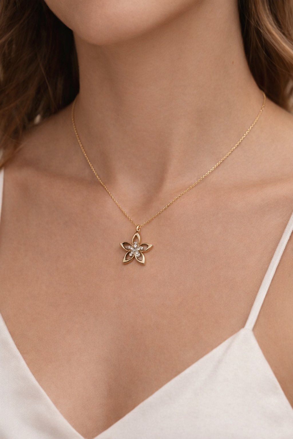 Edler Blumen-Anhänger mit Kette – stilvoll & zeitlos aus 14 Karat Gold