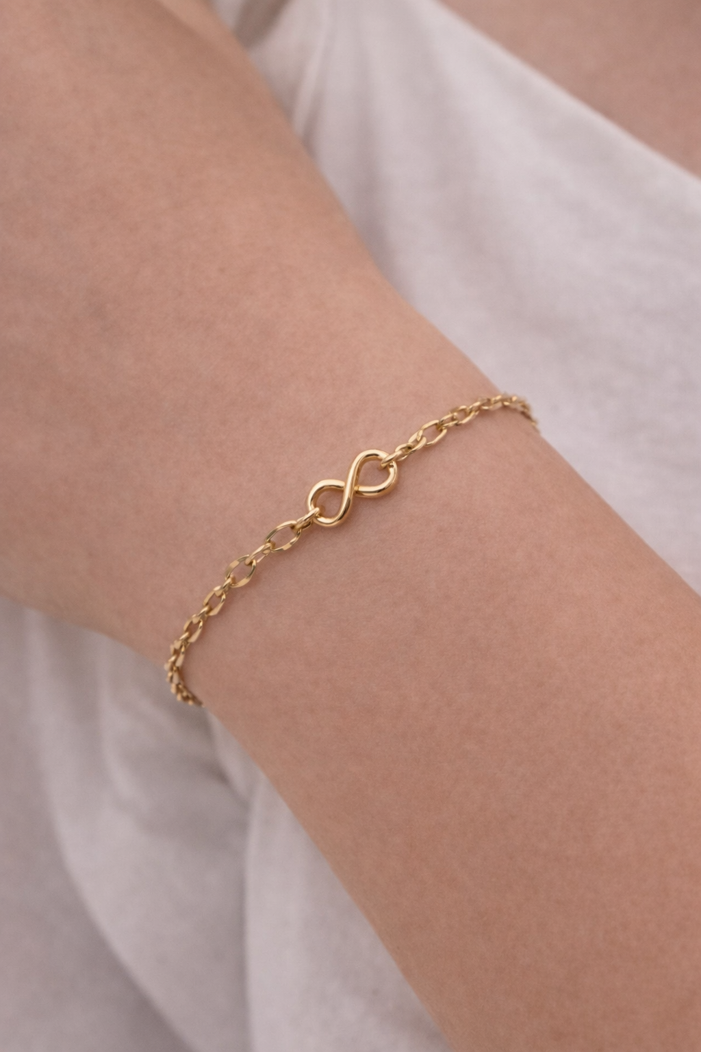 14 Karat Gold Armband mit Unendlichkeits-Symbol – elegant & zeitlos