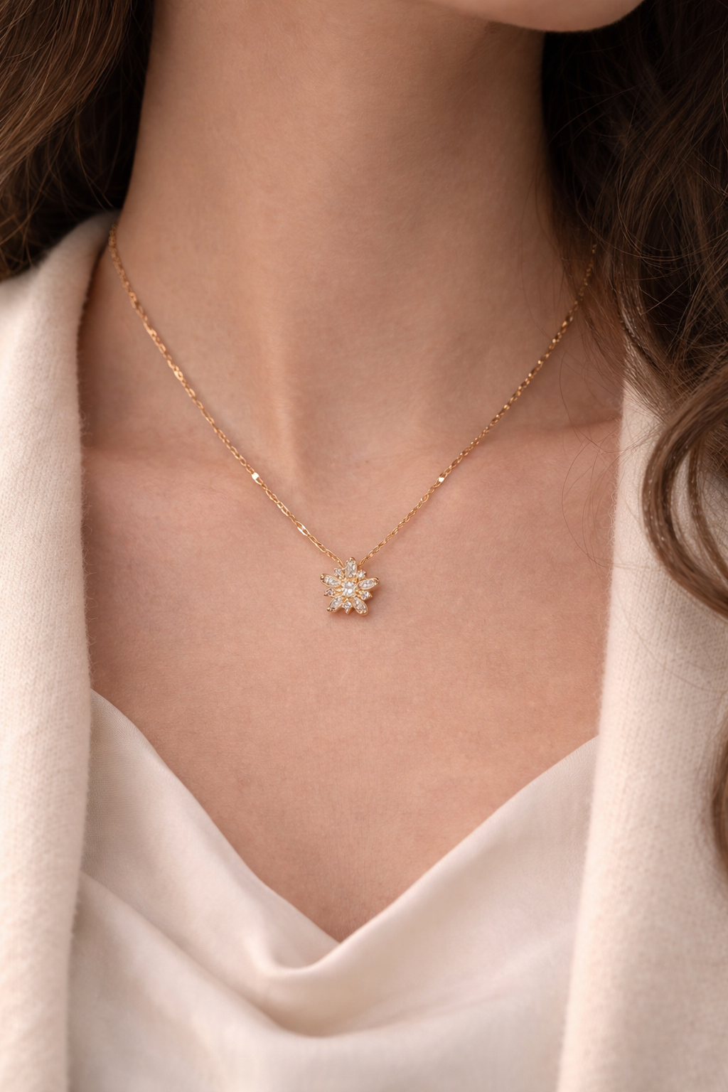 14 Karat Gold Schneeflocken Anhänger mit Zirkonia – Elegante Damen Halskette