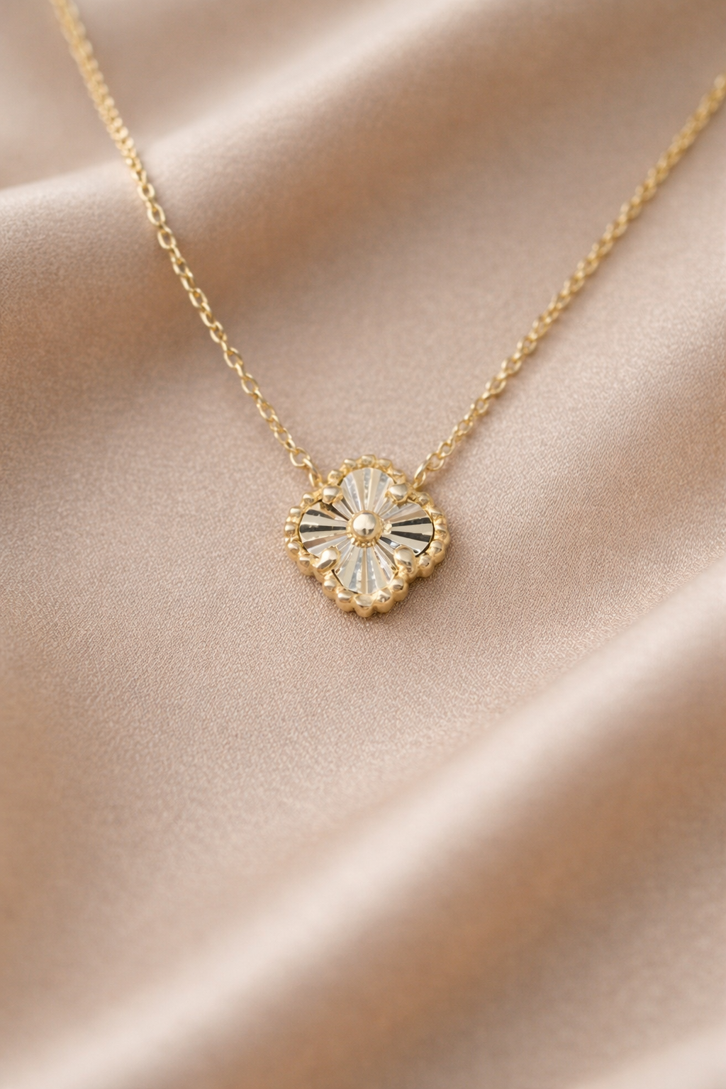 14 Karat Elegante Gold-Halskette mit floraler Anhänger – Zeitloser Schmuck