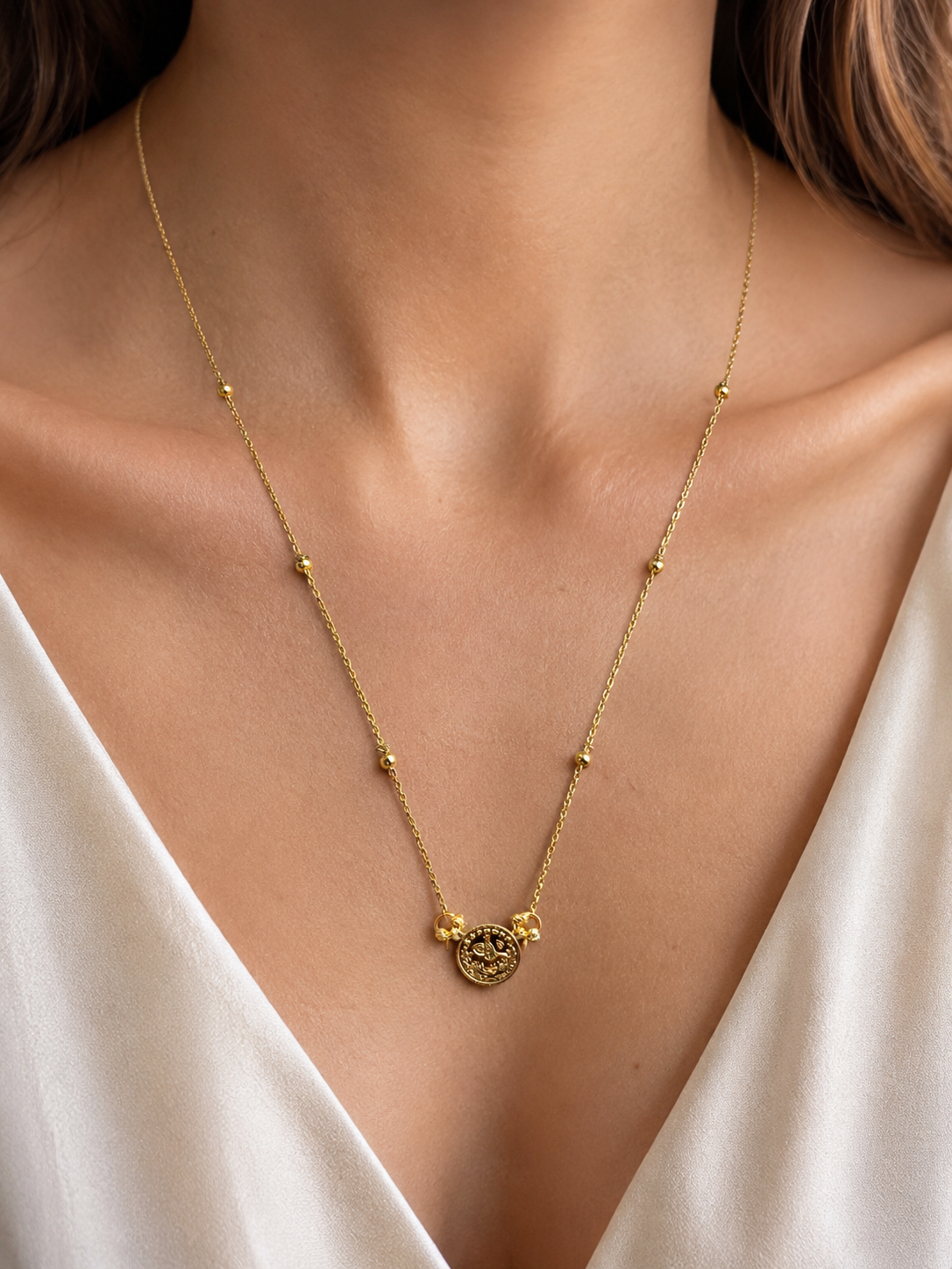 14K Gold Medaillon-Halskette mit feinen Goldakzenten