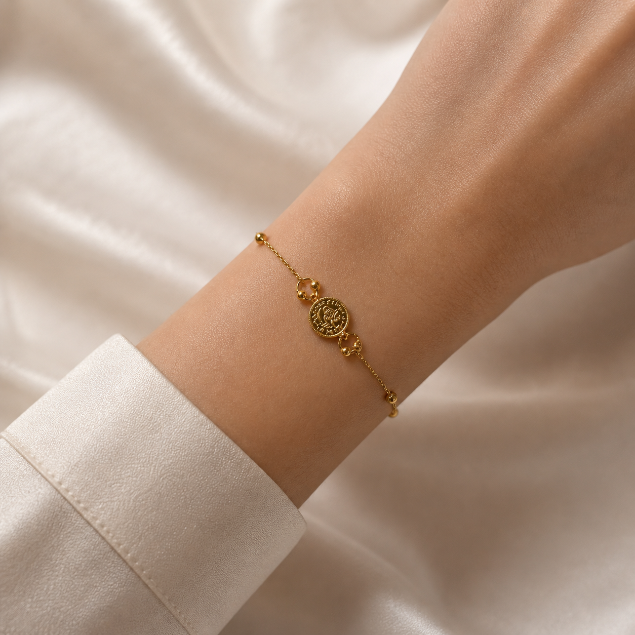 14 Karat Goldarmband mit Münzanhänger – Filigranes Design mit Dorika