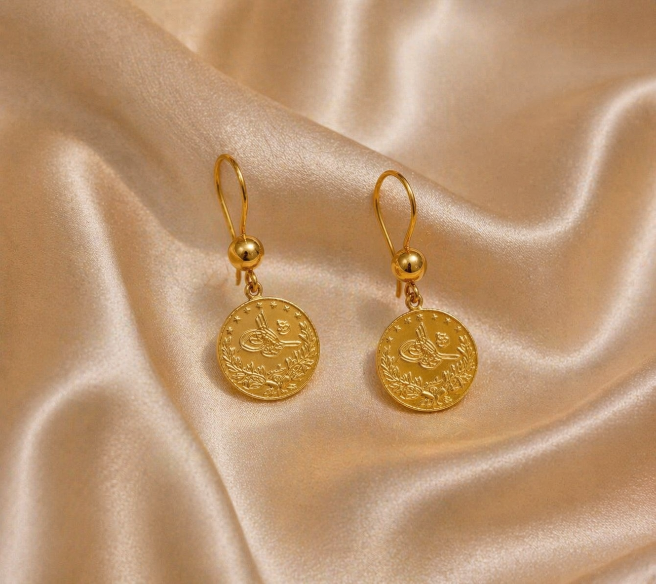 Elegante 22 Karat Gold Münz-Ohrringe mit Kugeldetail – Stilvolle Hängeohrringe im klassischen Design