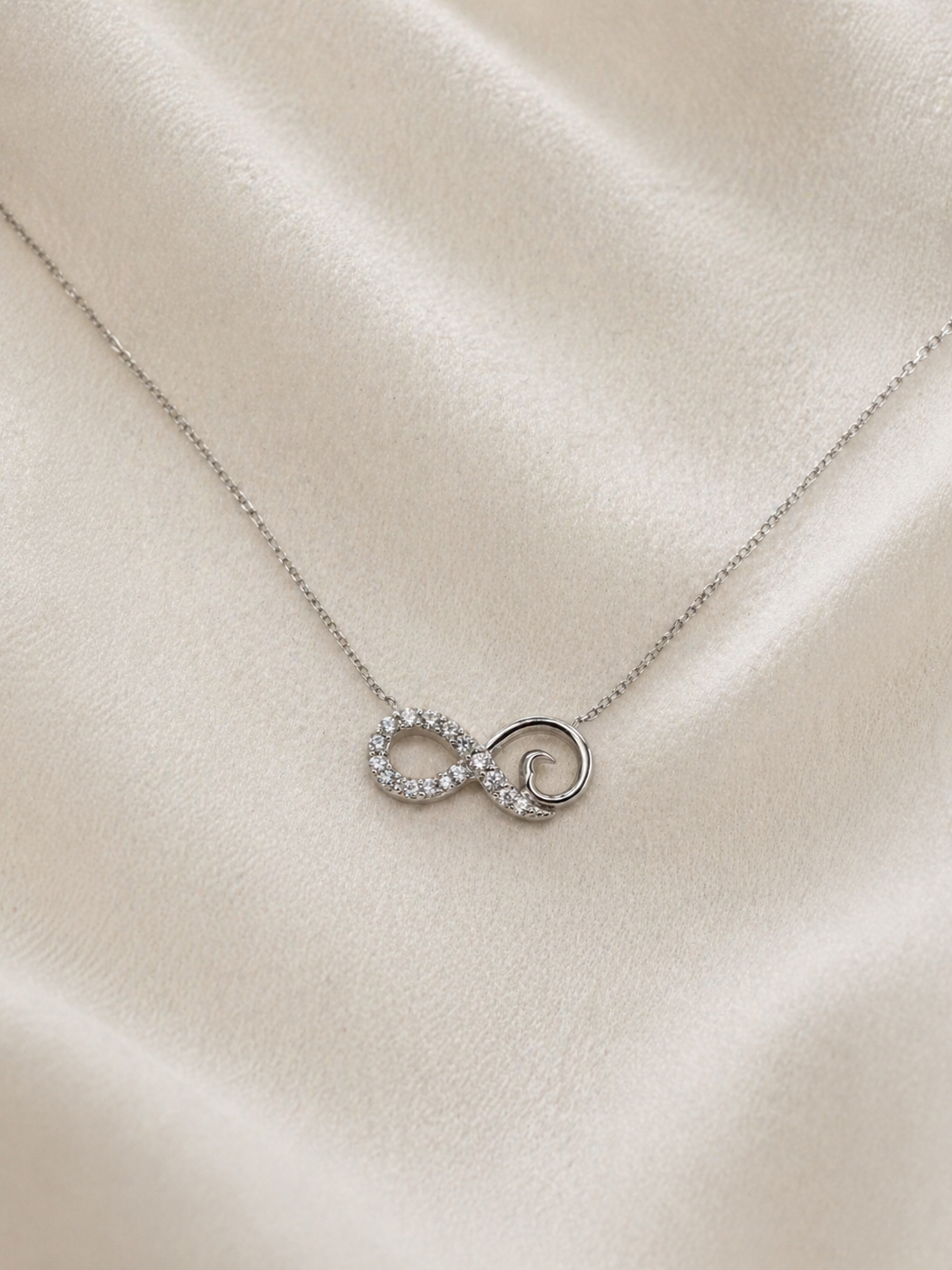 Elegante Infinity Halskette aus 14 Karat Weißgold