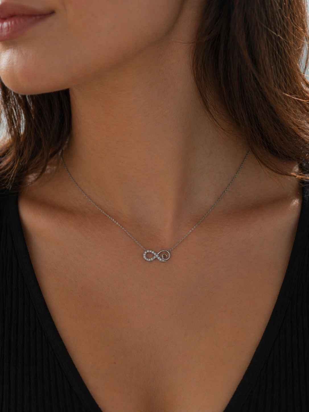 Elegante Infinity Halskette aus 14 Karat Weißgold