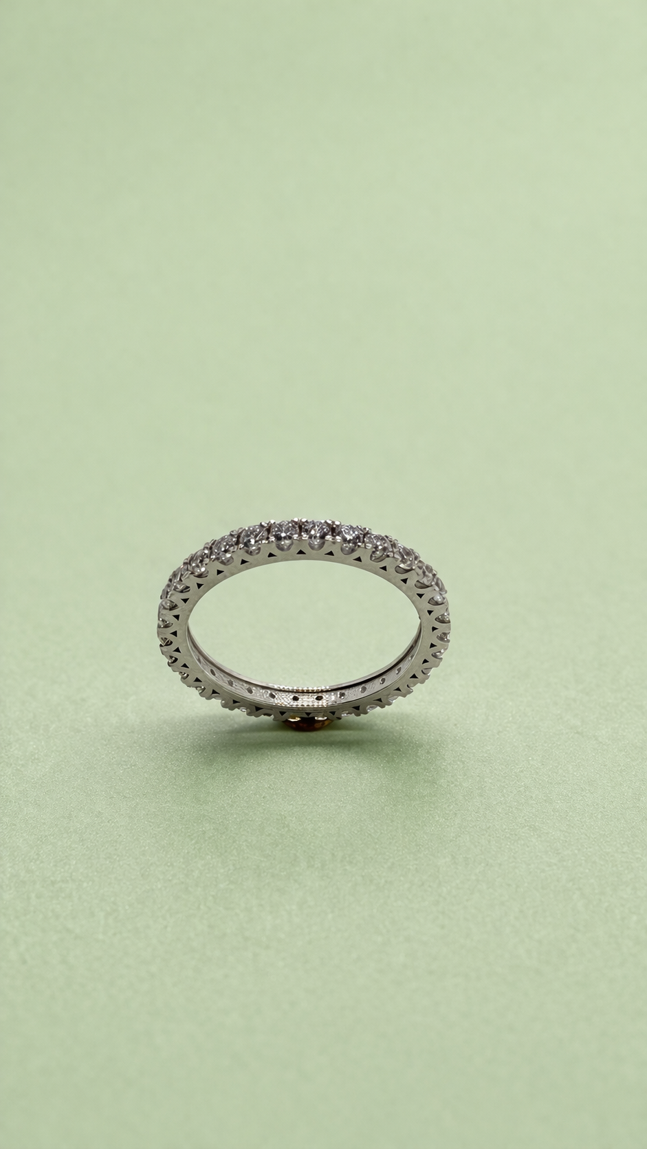 Eleganter Memoire-Ring aus 14 Karat Weißgold mit Zirkonia