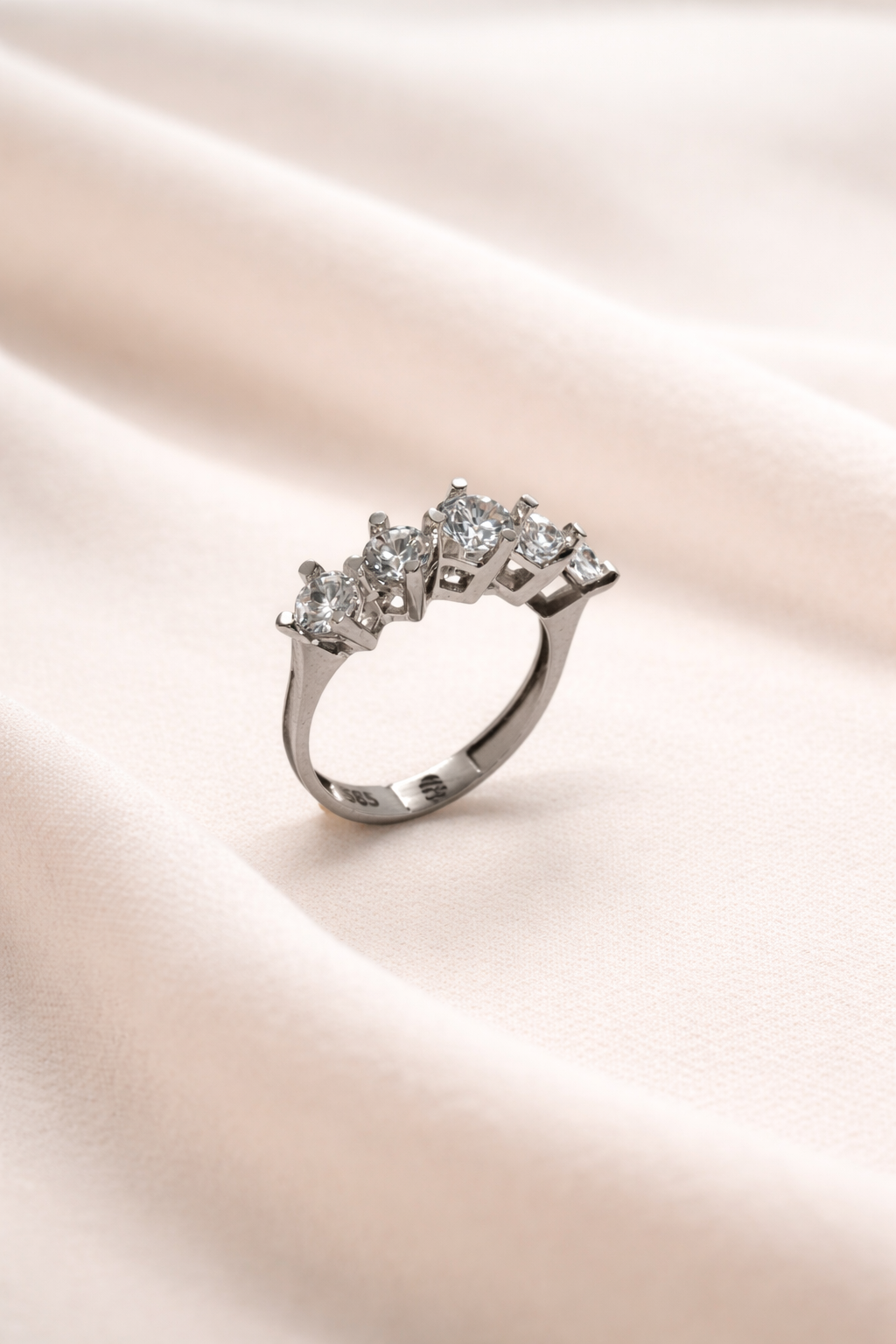 Eleganter 5-Stein Zirkonia Ring aus 14 Karat Weißgold (585)