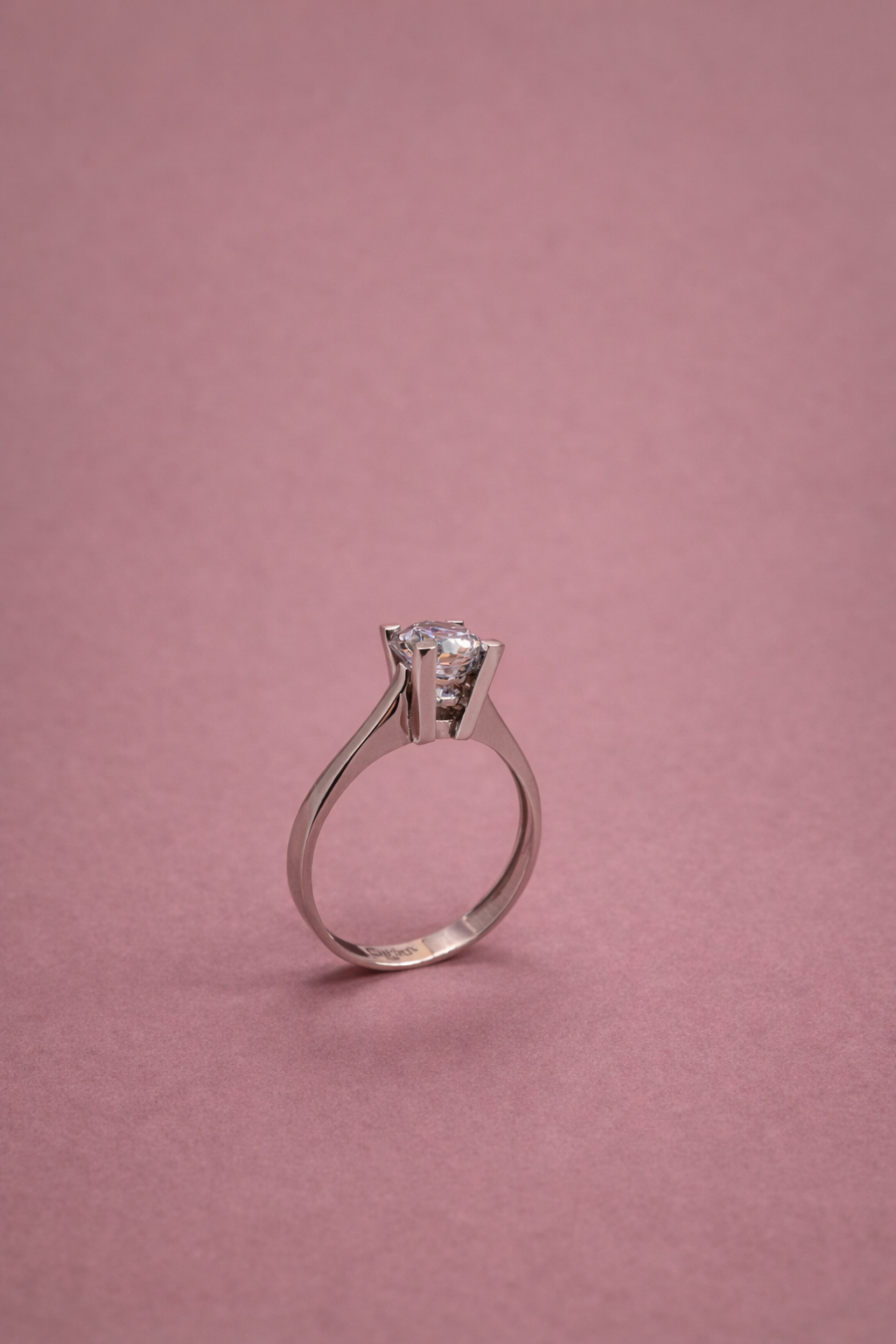 Eleganter Solitär Ring aus 14 Karat Weißgold mit funkelndem Stein (585)