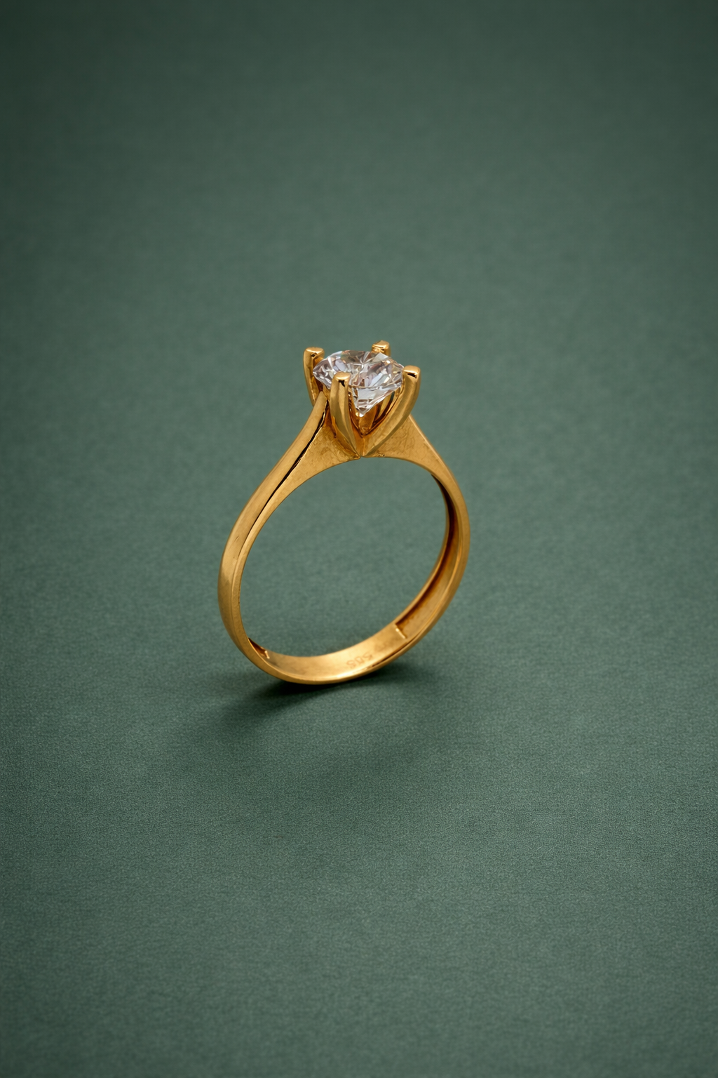 Eleganter Solitär Ring aus 14 Karat Gold mit funkelndem Stein (585)