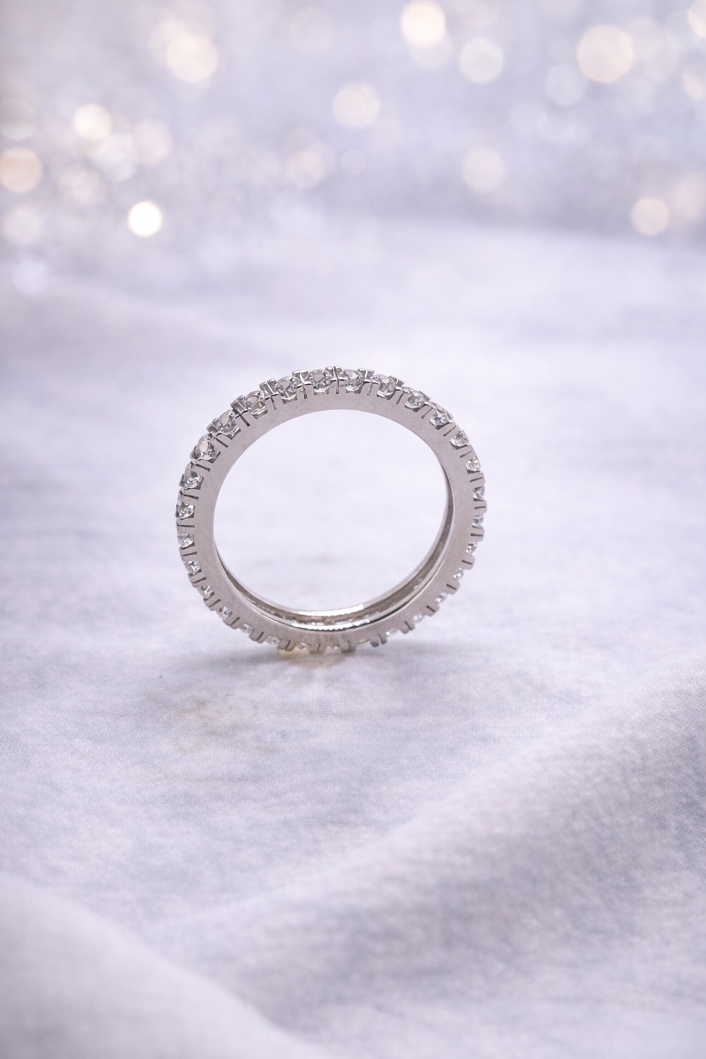 Eleganter Memoire-Ring aus 14 Karat Weißgold mit Zirkonia