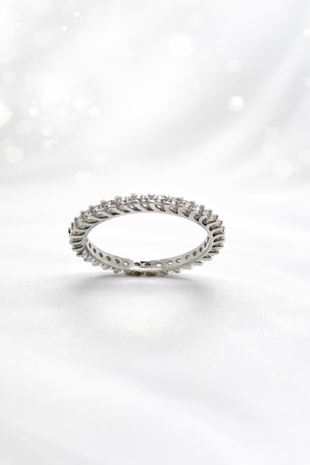 Eleganter Memoire-Ring aus 14 Karat Weißgold mit Zirkonia