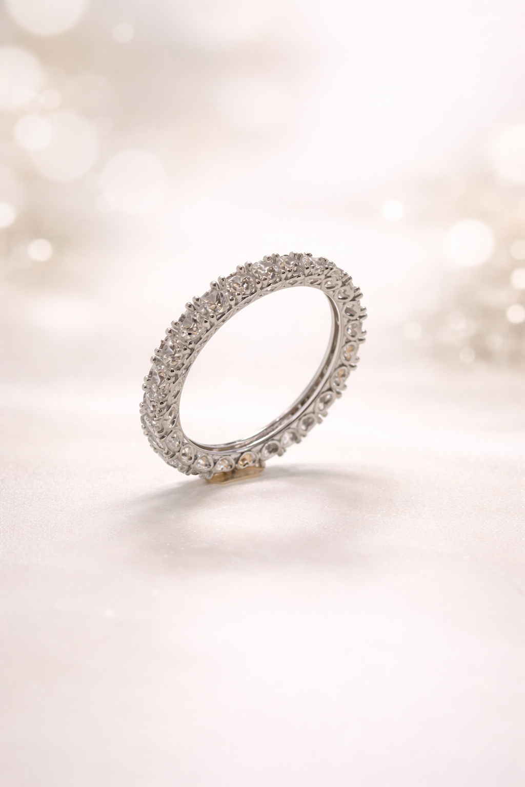 Eleganter Memoire-Ring aus 14 Karat Weißgold mit Zirkonia