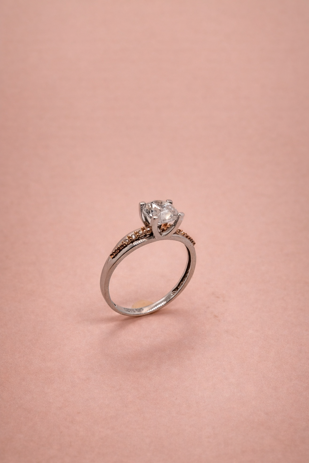Eleganter Solitär Ring aus 14 Karat Weißgold mit funkelndem Stein (585)