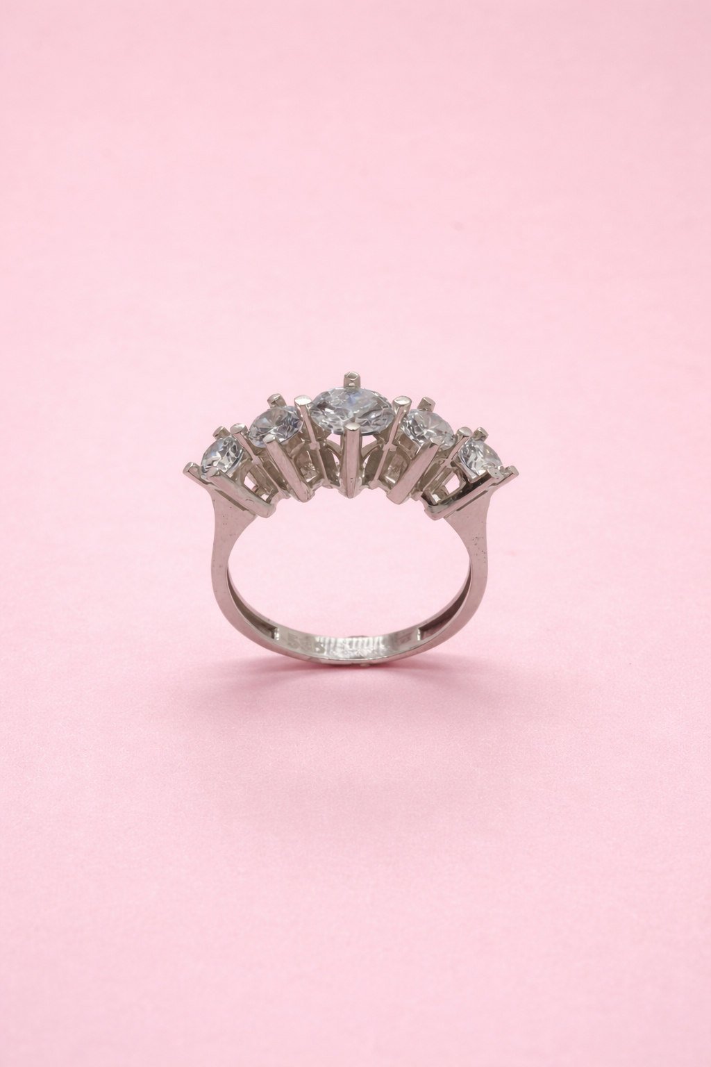 Eleganter 5-Stein-Diamantring aus Weißgold 14 Karat (585) – Zeitlose Schönheit