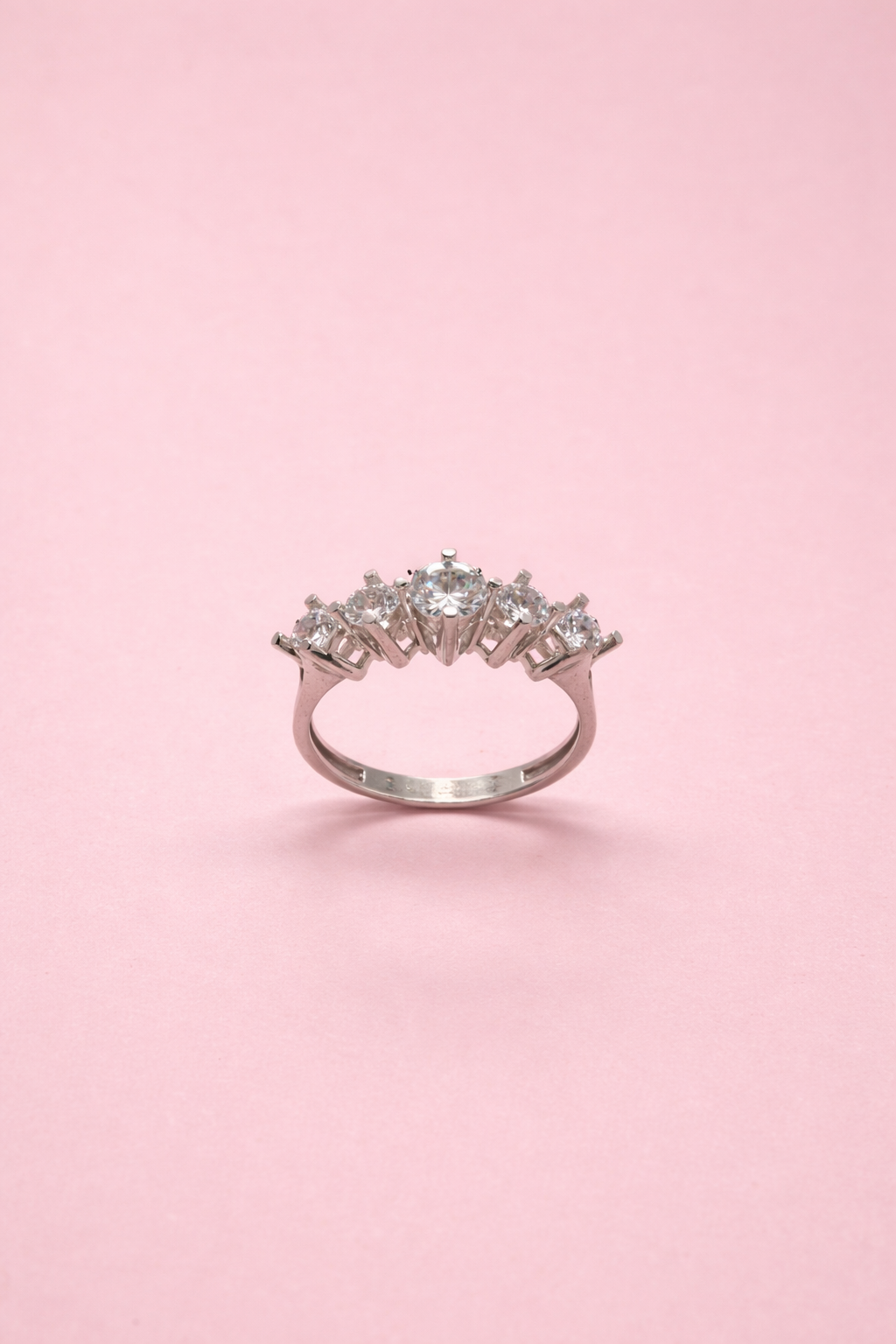 Eleganter 5-Stein-Diamantring aus Weißgold 14 Karat (585) – Zeitlose Schönheit