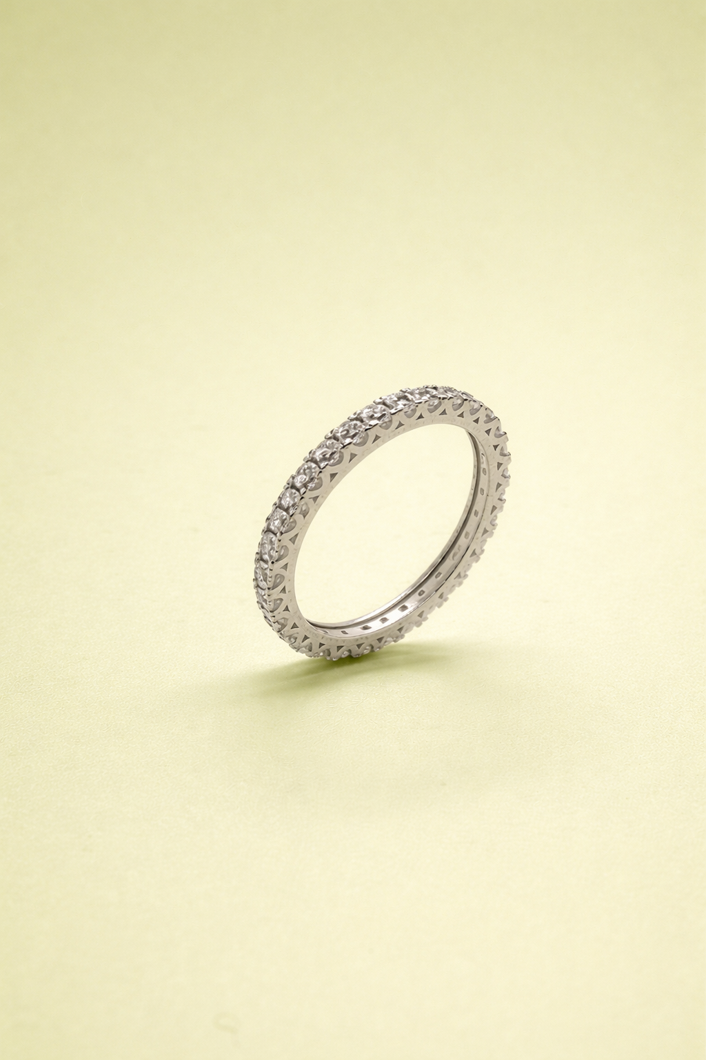 Eleganter Memoire-Ring aus 14 Karat Weißgold mit Zirkonia