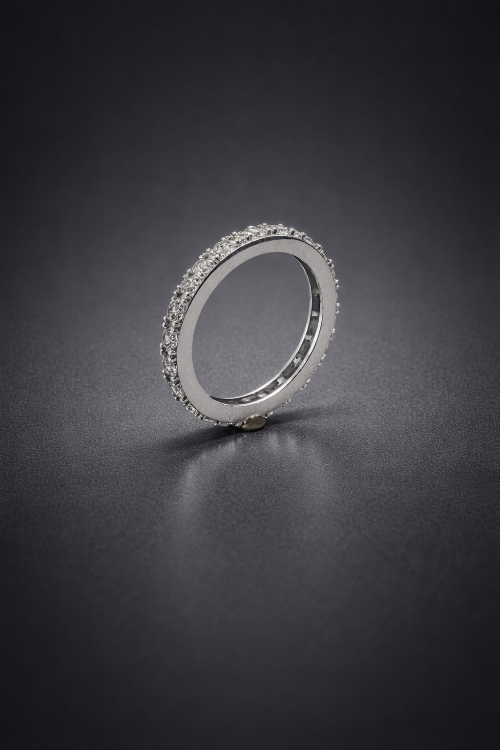Eleganter Memoire-Ring aus 14 Karat Weißgold mit Zirkonia