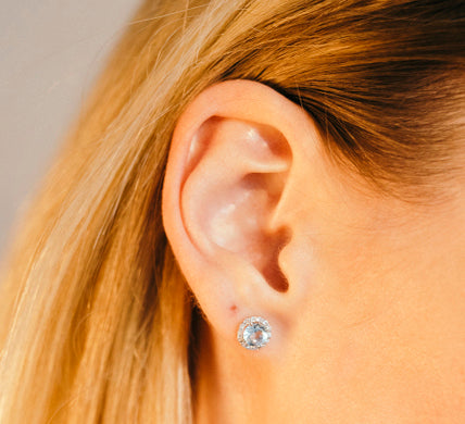 Q-MODELO-CON-PENDIENTES-ORO-BLANCO-MODELO-OCEAN-ORO-BLANCO-DIAMANTES-TOPACIOS-AZULES.jpg