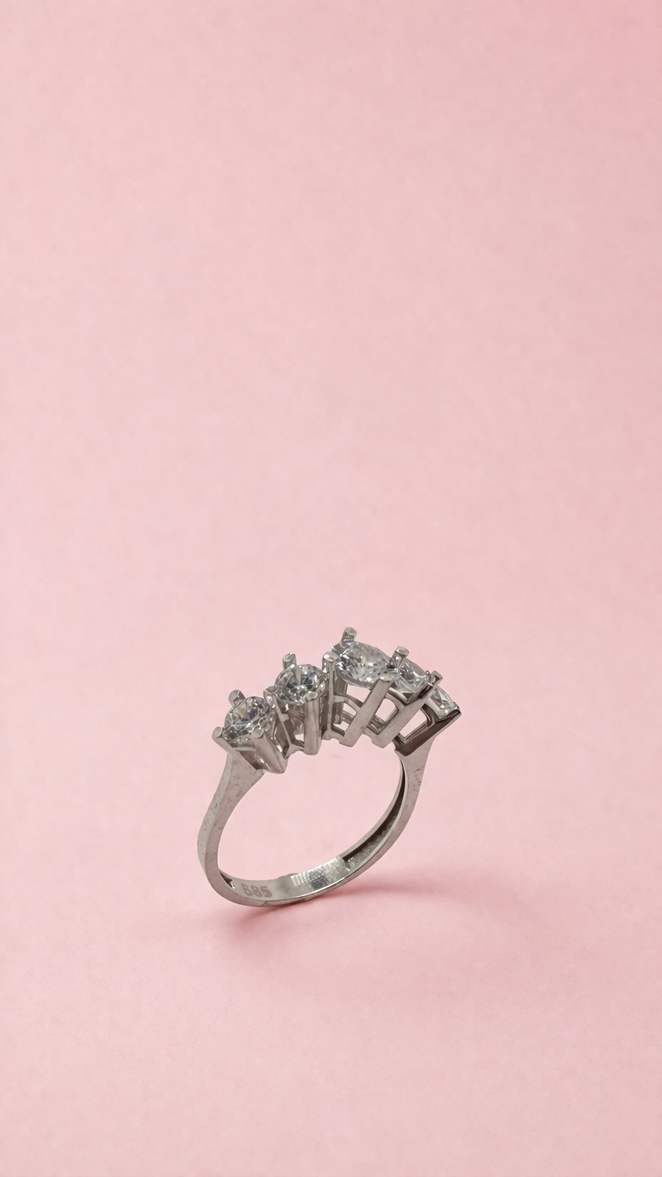 Eleganter 5-Stein-Diamantring aus Weißgold 14 Karat (585) – Zeitlose Schönheit