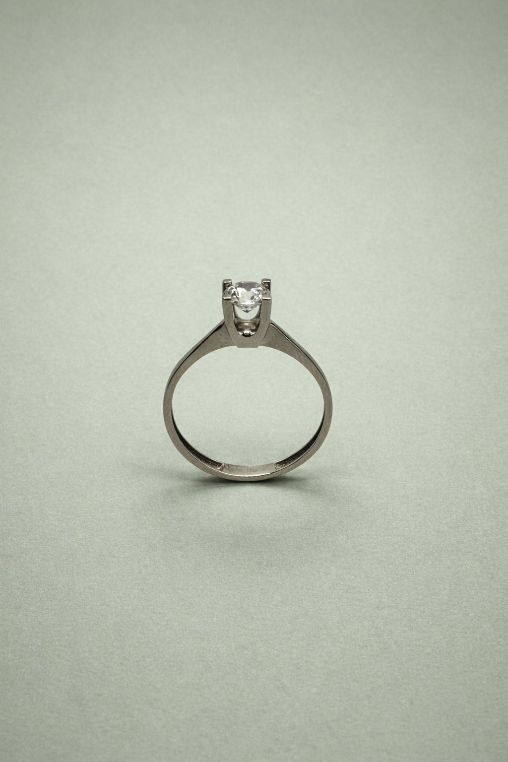 Eleganter Solitär Ring aus 14 Karat Weißgold mit funkelndem Stein (585)