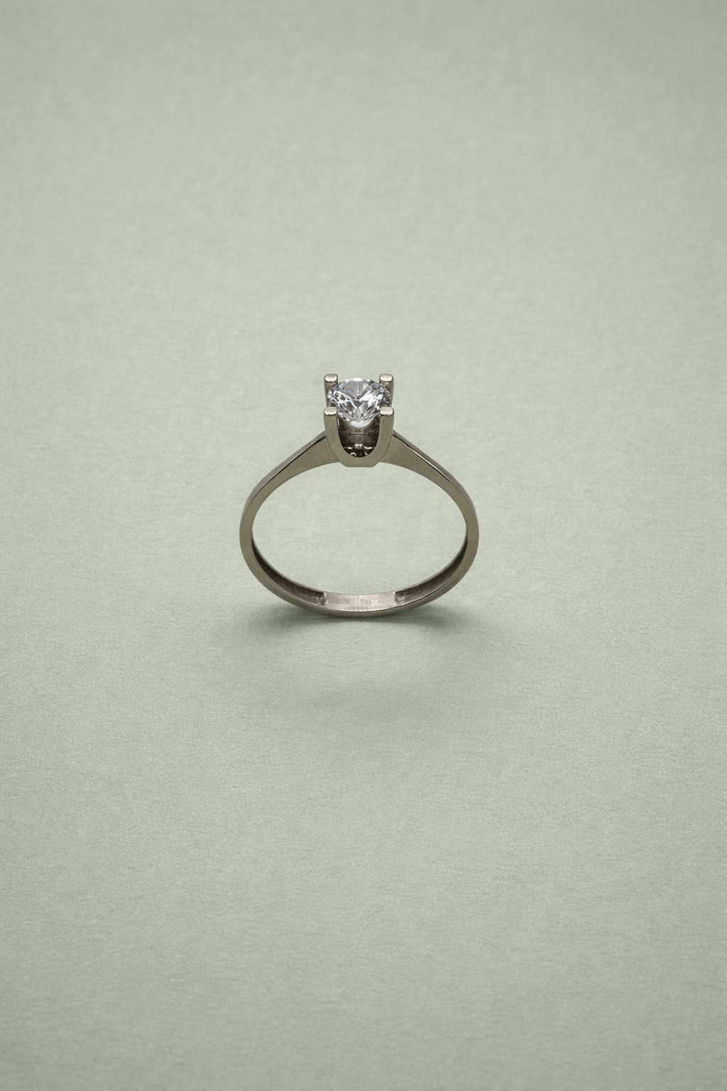 Eleganter Solitär Ring aus 14 Karat Weißgold mit funkelndem Stein (585)