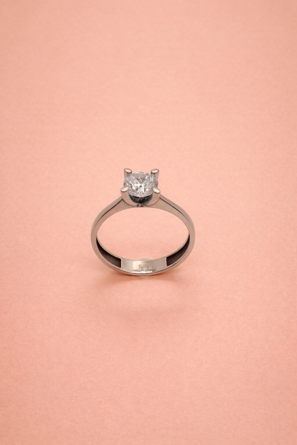 Eleganter Solitär Ring aus 14 Karat Gold mit funkelndem Stein (585)