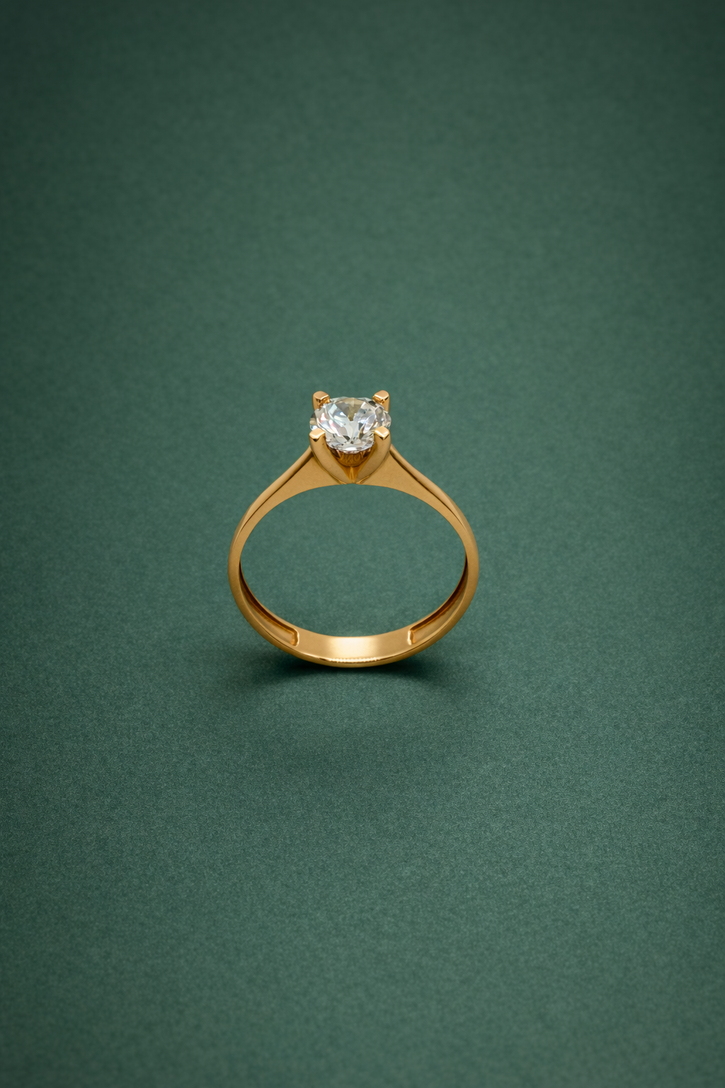 Eleganter Solitär Ring aus 14 Karat Gold mit funkelndem Stein (585)