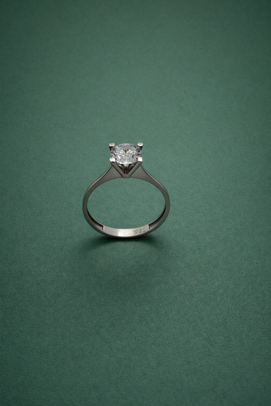 Eleganter Solitär Ring aus 14 Karat Weißgold mit funkelndem Stein (585)